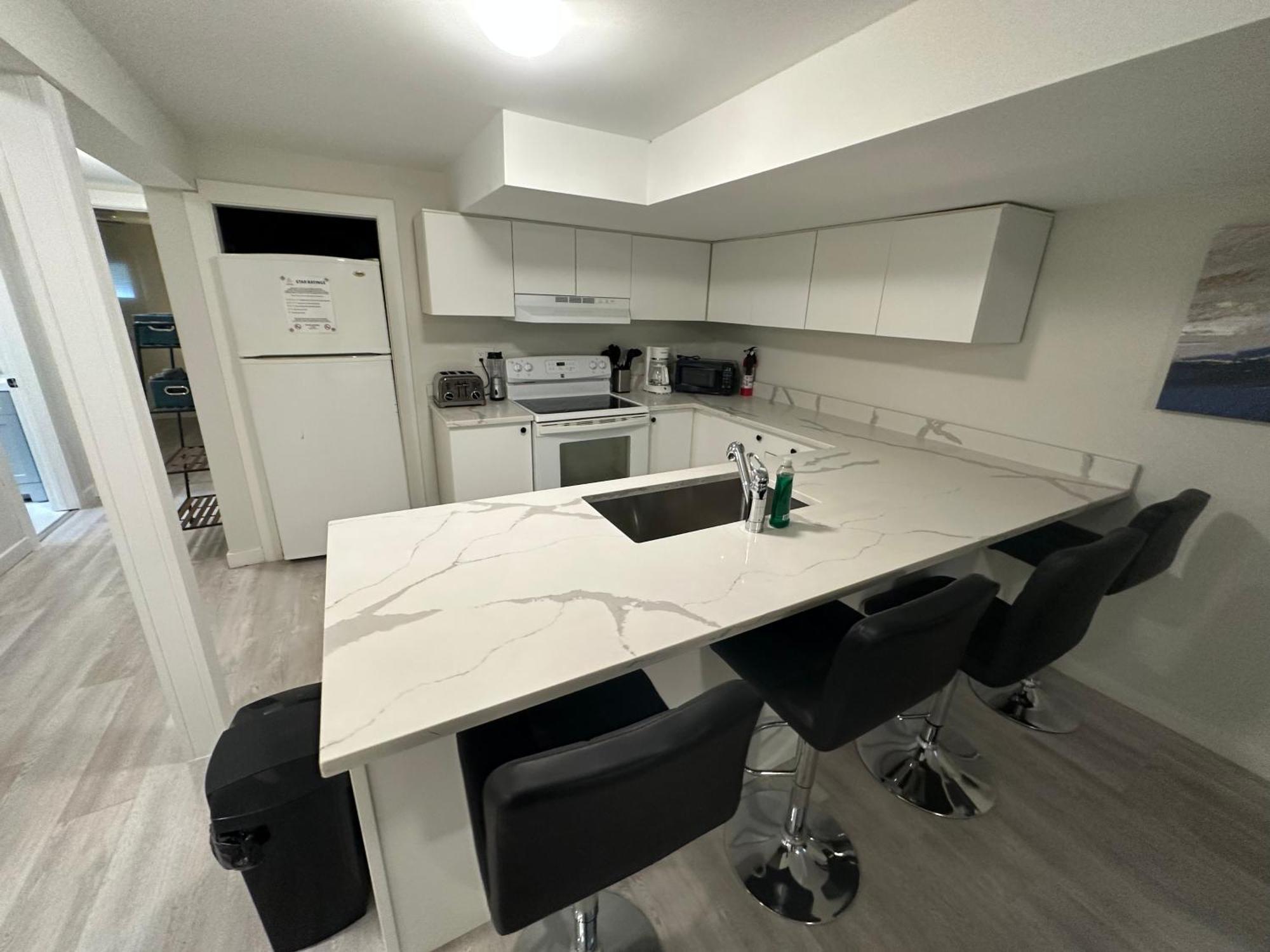 Comfy 2 Bedroom Near The Beach! Pickering Buitenkant foto
