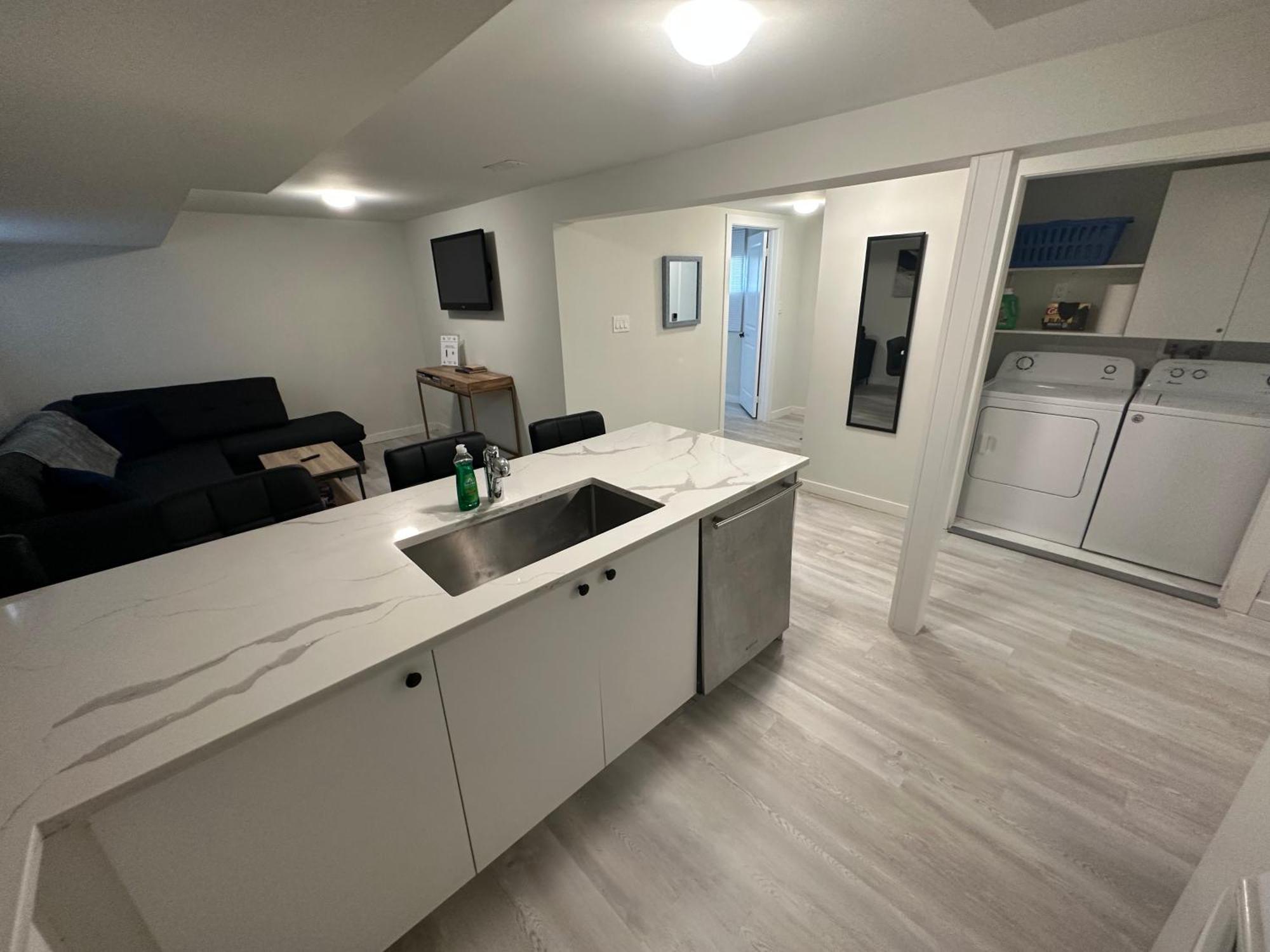 Comfy 2 Bedroom Near The Beach! Pickering Buitenkant foto