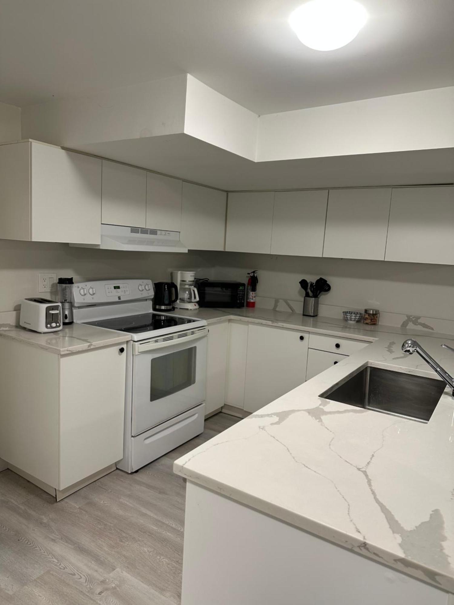 Comfy 2 Bedroom Near The Beach! Pickering Buitenkant foto