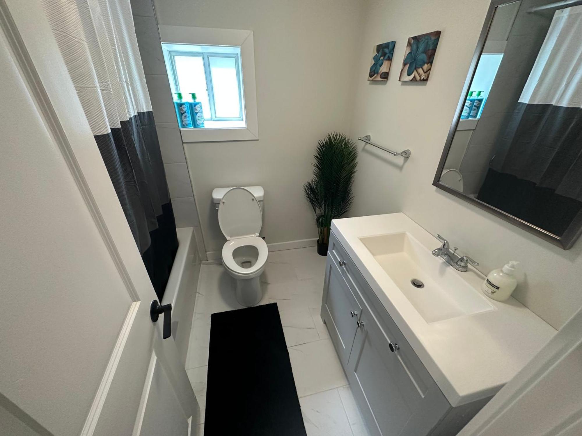 Comfy 2 Bedroom Near The Beach! Pickering Buitenkant foto