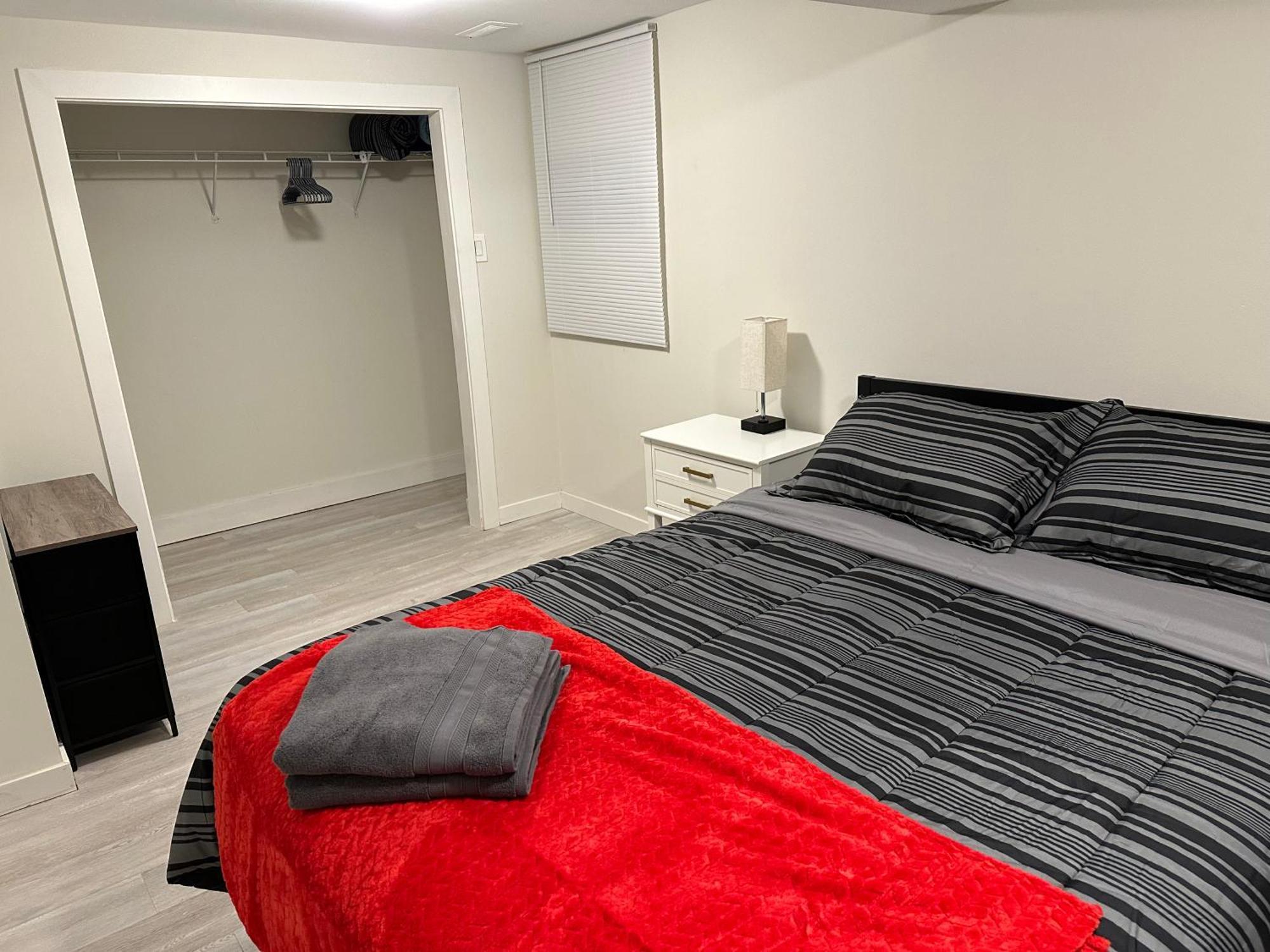 Comfy 2 Bedroom Near The Beach! Pickering Buitenkant foto